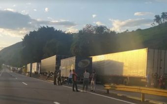 Caminhoneiros fecham rodovias e protestam contra vitória de Lula
