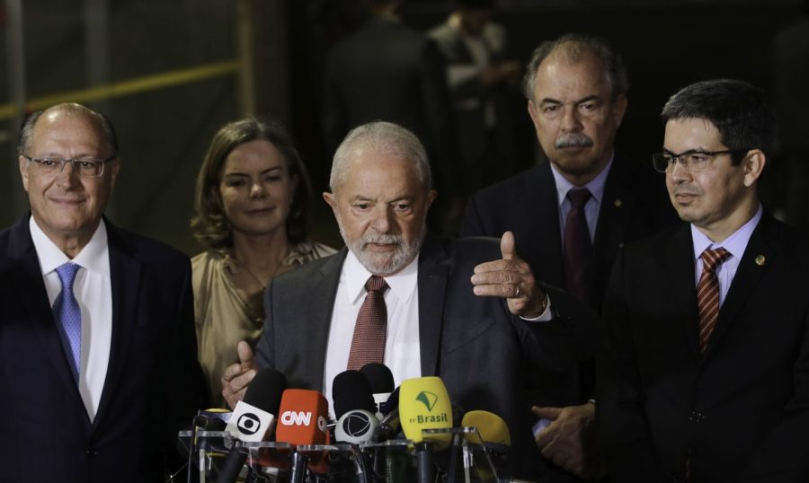 O presidente eleito, Luis Inácio Lula da Silva, acompanhado de seu vice, Geraldo Alckmin e de coordenadores da transição (Fabio Rodrigues-Pozzebom/ Agência Brasil)