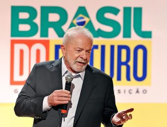 Lula passa por cirurgia para a retirada de uma lesão na garganta