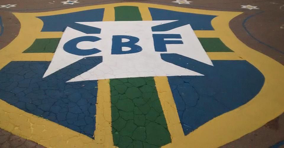 Comunidade do Jardim Silvia esbanja talento na pintura de rua para a Copa do Mundo