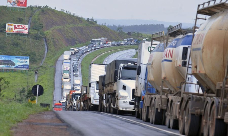 Caminhoneiros voltam a bloquear rodovias em ao menos três estados (Valter Campanato/Arquivo Agência Brasil)