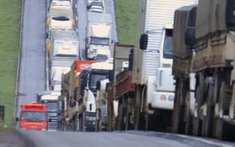 Rodovias em ao menos três estados foram bloqueadas por caminhoneiros
