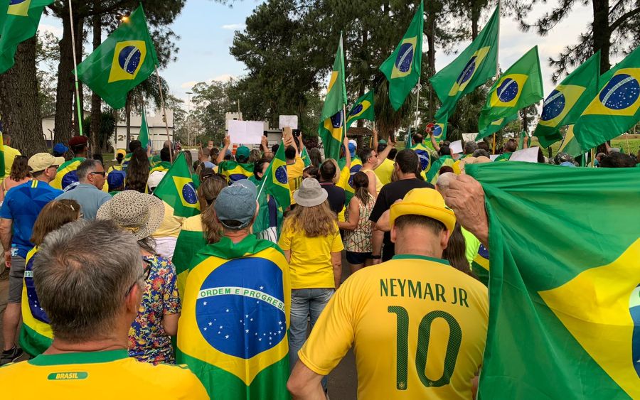 Manifestantes reunidos estão descontentes com um Brasil melhor, segundo eles.