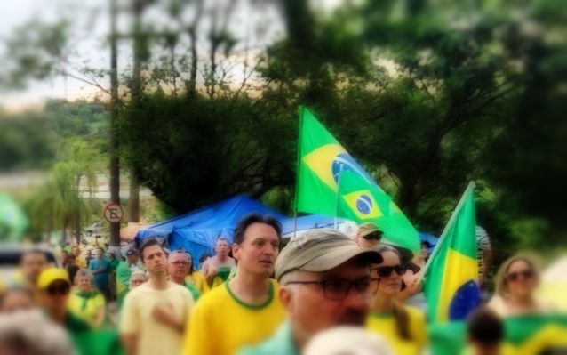 Manifestantes reunidos estão descontentes com um Brasil melhor, segundo eles.