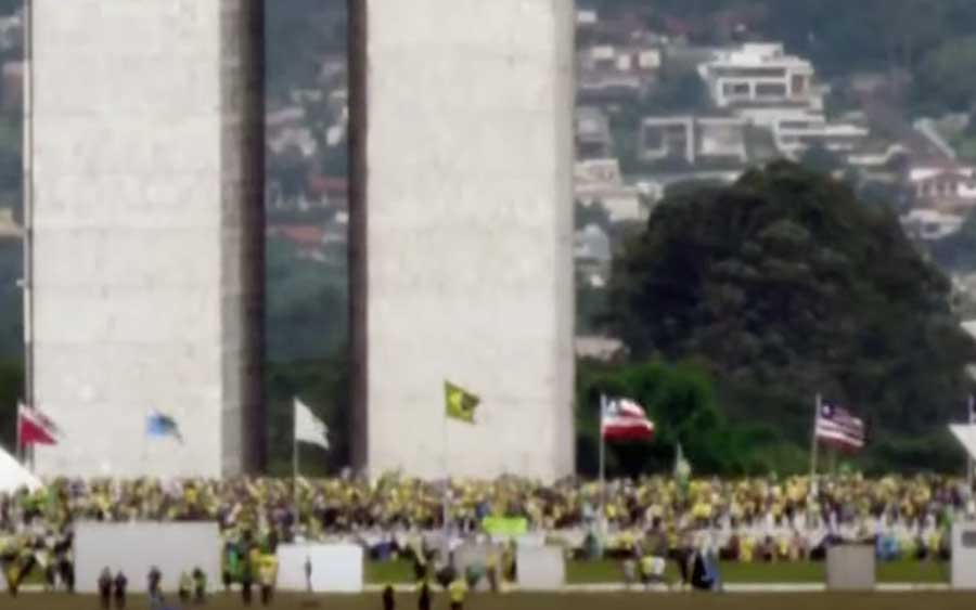 Manifestação em Brasília: manifestantes furam bloqueio da PM e invadem Congresso Nacional