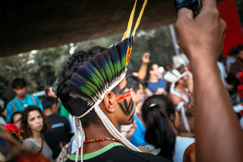 Jaraguá é Guarani! Contra marco temporal e pelas demarcações • 30/08/2017 • São Paulo Ato da Comissão Guarani Yvyrupa – CGY, conjuntamente com a Articulação dos Povos Indígenas do Brasil – APIB em defesa da demarcação das terras indígenas e contra o marco temporal. (fonte: Midia Ninja)