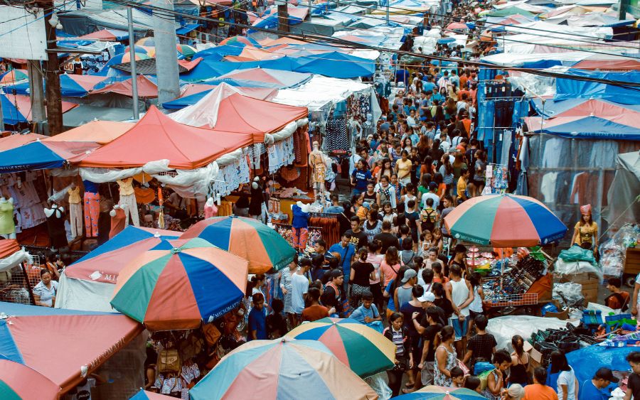 Imagem ilustrativa de banco de imagens que retrata feira de rua populosa (foto: reprodução)