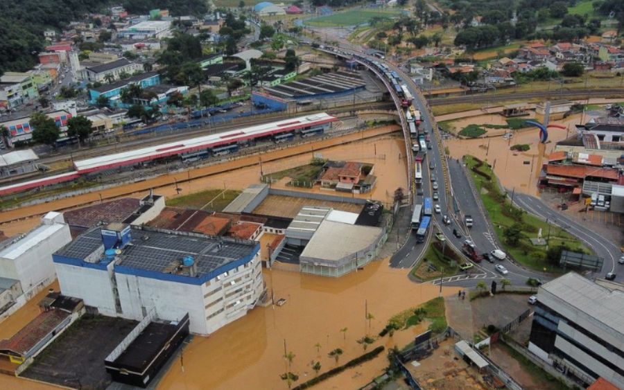 Chuvas em Franco da Rocha faz Ribeirão Eusébio encher