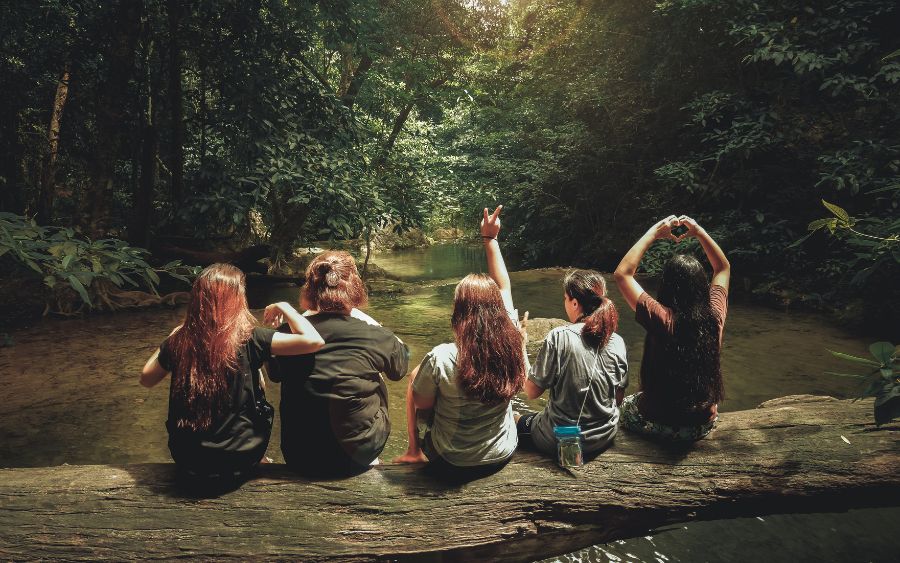 Turismo, amigos, montanhas e cachoeiras são palavras que combinam quando o importante é viajar com segurança de modo divertido (Foto: reprodução).