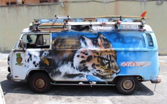 Artista urbano Bonga Mac recebe troféu de recorde brasileiro pela Câmera Municipal de Caieiras