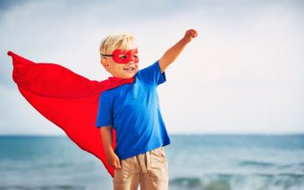 Viralizou: Médico humaniza ambiente hospitalar ao levar crianças vestidas de super-heróis para cirurgias