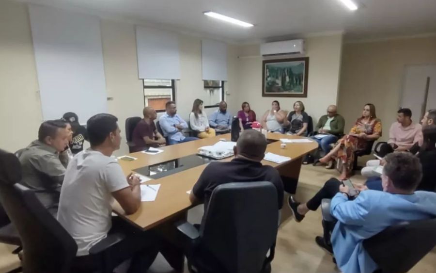Reajuste salarial: Professores reunem-se em Caieiras