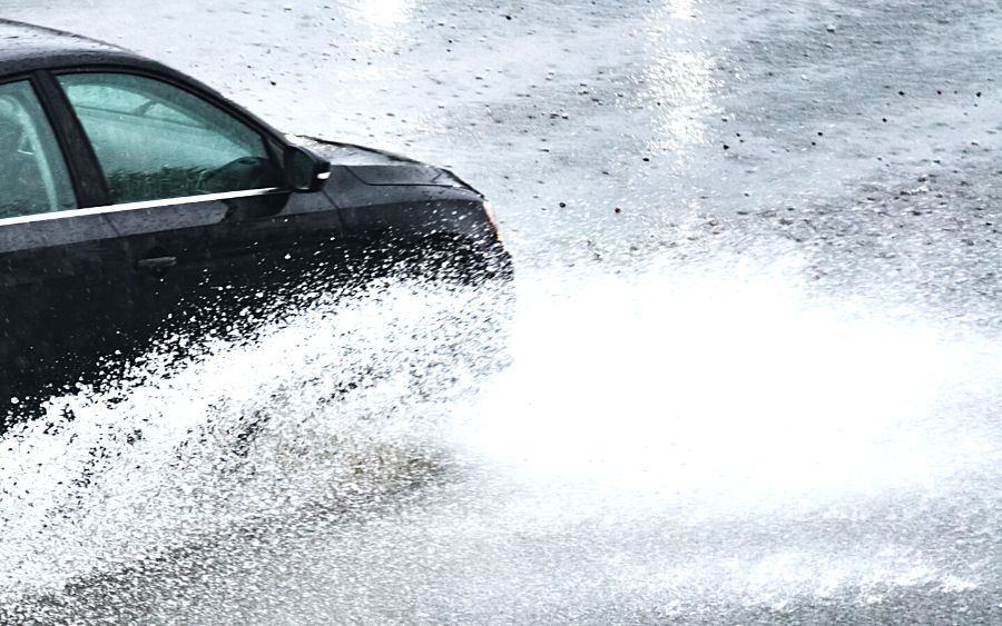 Para reduzir os riscos causados pela chuva, é crucial que as autoridades responsáveis realizem um planejamento urbano adequado, incluindo medidas de drenagem e escoamento de água, bem como invistam em ações preventivas, como a manutenção de encostas e a limpeza de bueiros. Foto Ilustrativa (Reprodução).