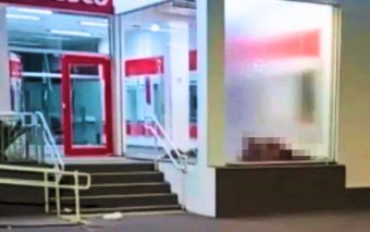 Casal exibe atos obscenos em plena agência bancária de Francisco Morato