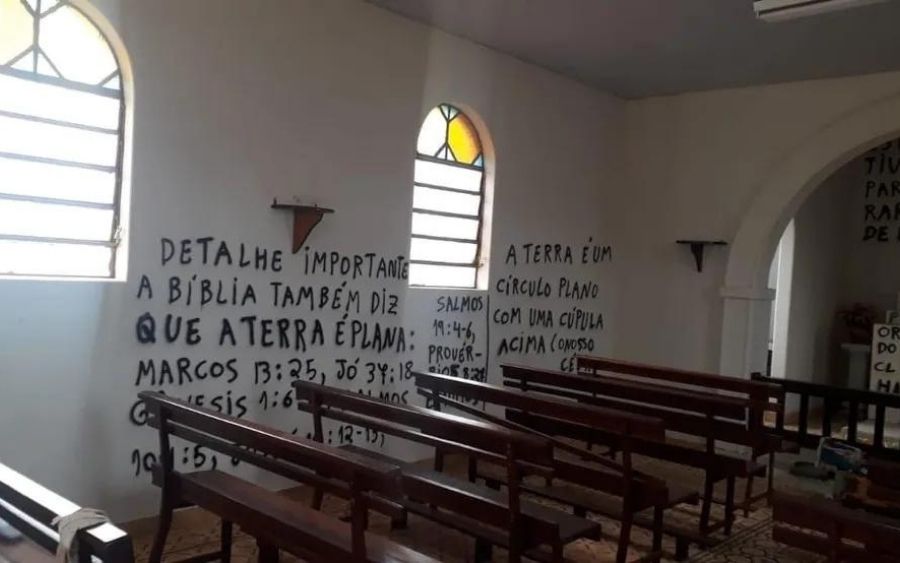 Imagens dos santos jogadas ao chão por vândalo que alegou que 'a terra é plana'. (Foto: reprodução / arquivo pessoal).