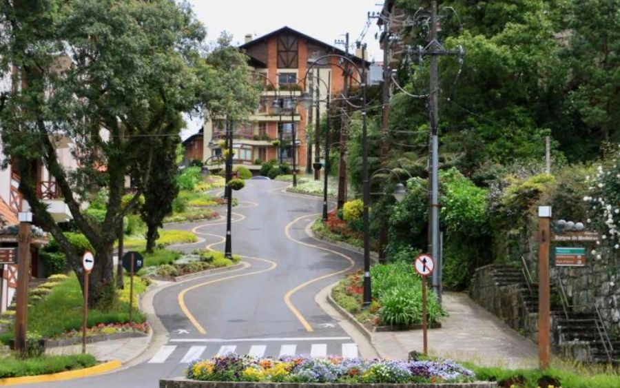 Entre as ruas encantadoras de Gramado, a Rua Torta se destaca como um convite sinuoso para explorar a magia arquitetônica e cultural da cidade. (Foto: reprodução internet)