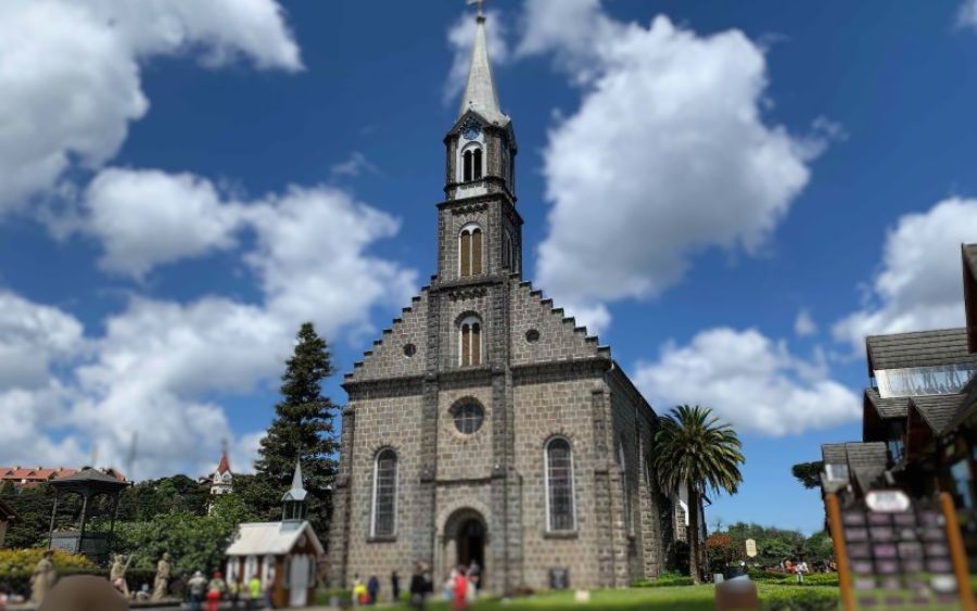 Visite a icônica Igreja São Pedro, localizada no coração do Centro de Gramado, e maravilhe-se com a sua imponente arquitetura e os belíssimos vitrais sacros. Descubra a rica história religiosa da região e deixe-se encantar pela atmosfera serena desse importante ponto turístico de Gramado. (Foto: reprodução internet)