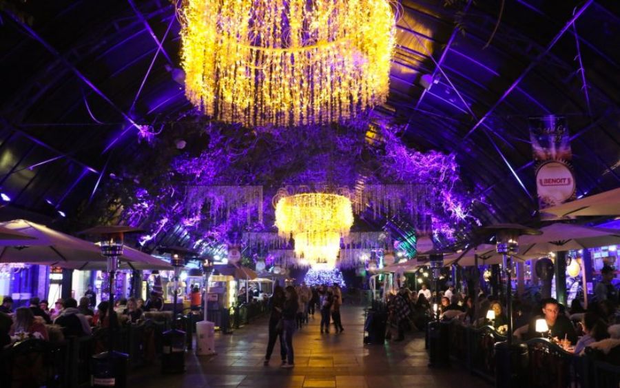 A Rua Coberta em Gramado é um convite irresistível para mergulhar na atmosfera encantadora da cidade, explorar lojas charmosas e saborear delícias gastronômicas em um ambiente acolhedor. (Foto: reprodução internet)