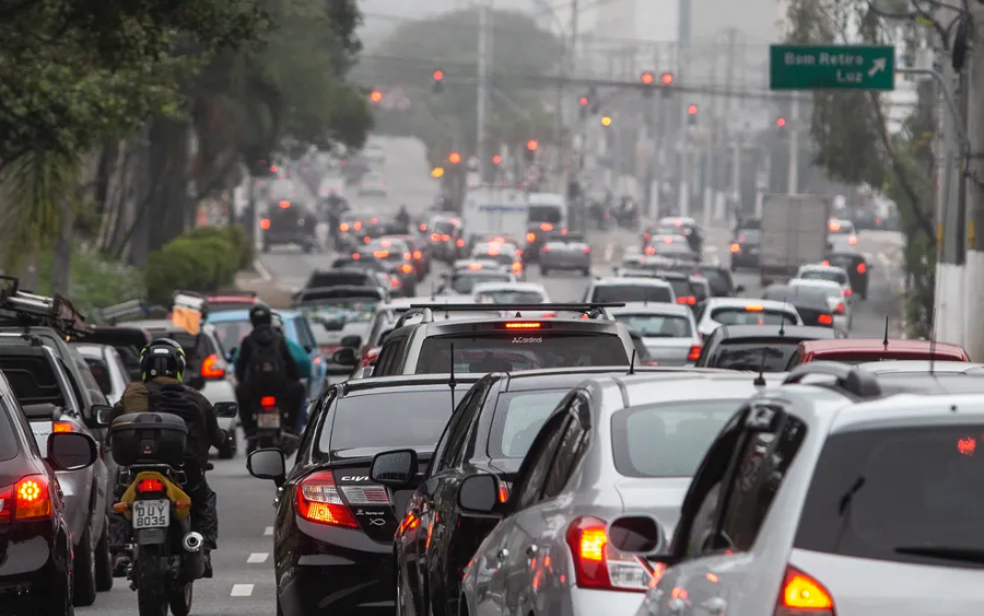 A suspensão do serviço de transporte público afetou a rotina dos paulistanos, obrigando muitos a buscar alternativas de deslocamento diante da falta de ônibus nas ruas. (Foto: Werther Santana/AE)