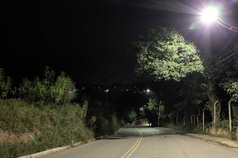 Implantação de iluminação pública com lâmpadas de LED melhora ruas do bairro Caputera em Cotia