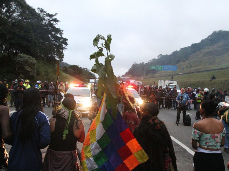 Manifestação de indígenas Guaranis na Rodovia dos Bandeirantes (Rovena Rosa/Agência Brasil)