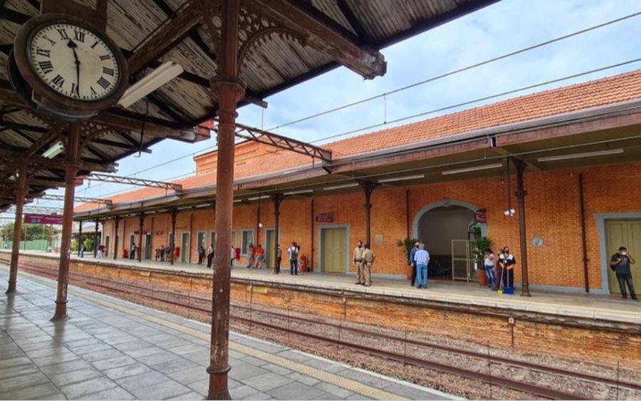 Os passageiros do Expresso Turístico têm a oportunidade de reviver o glamour das viagens de trem do passado, desfrutando do conforto dos vagões e da emoção de percorrer trilhos que guardam histórias centenárias. (Foto: reprodução)