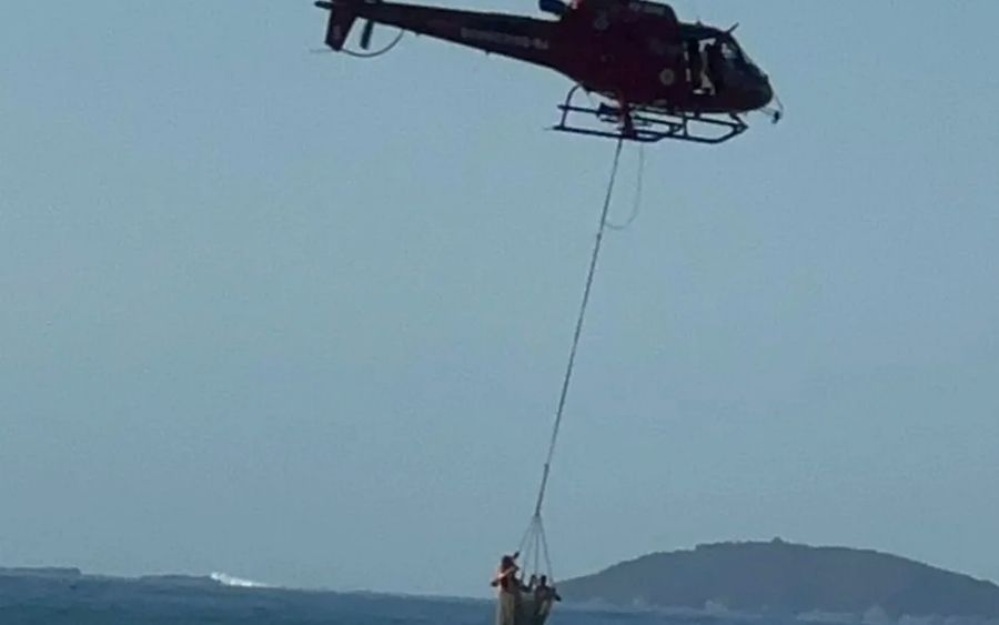 Adolescente é resgatado por guarda-vidas no RJ