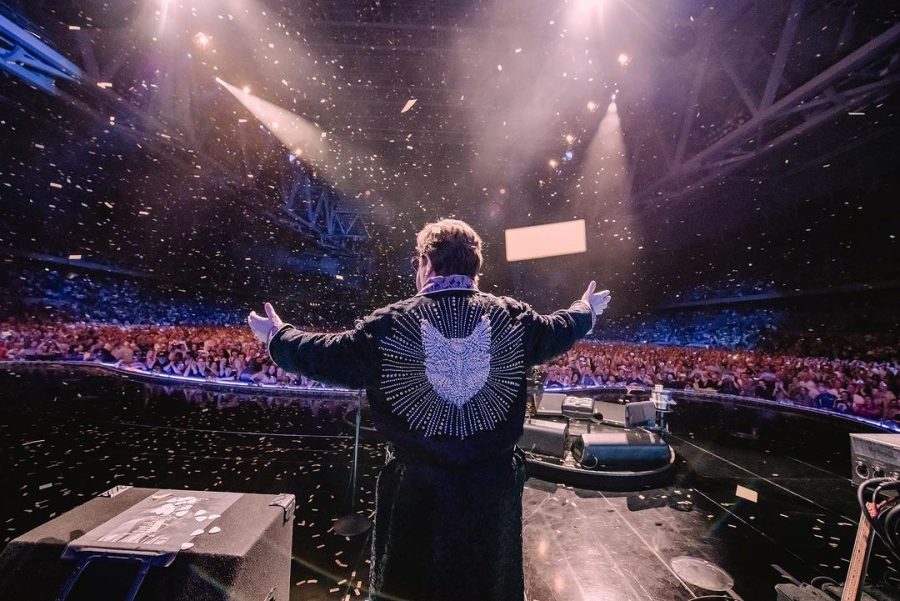 Elton John Encerra Carreira de Meio Século com Show Memorável na Suécia
