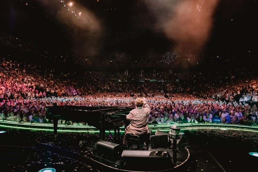 Fãs se despedem de Elton John após 50 anos de carreira