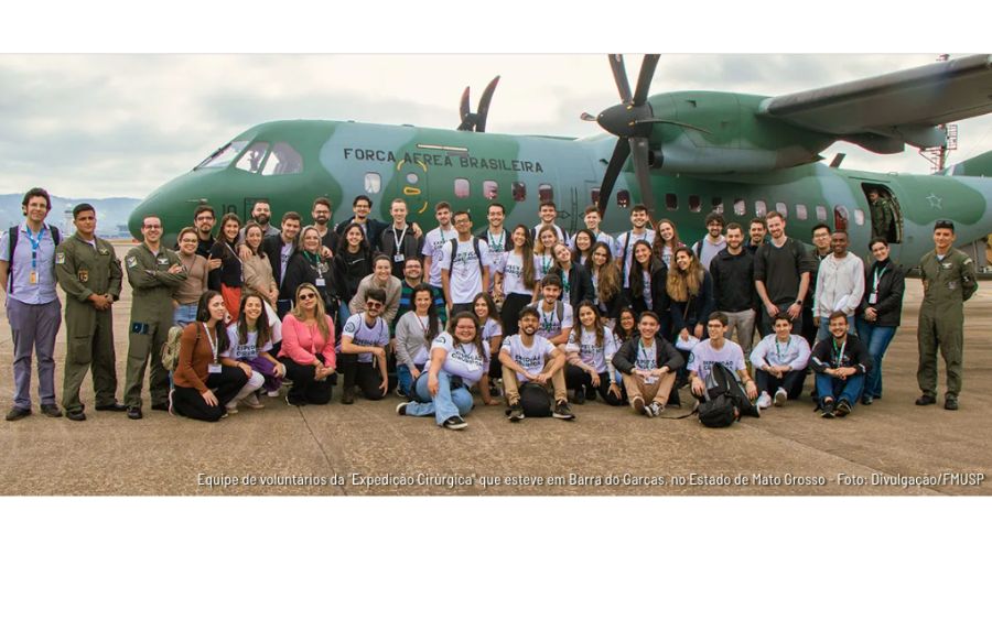 Interação entre a equipe da FAB e da FMUSP e organização dos equipamentos hospitalares para embarque- Foto: Divulgação/FMUSP