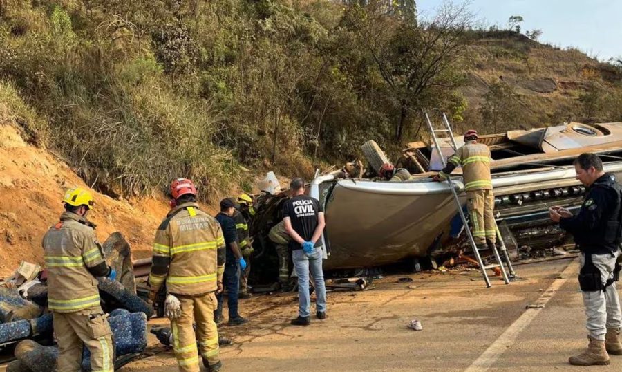 Ônibus com torcedores do Corinthians sofre acidente e deixa 7 mortos (CBM/MG)