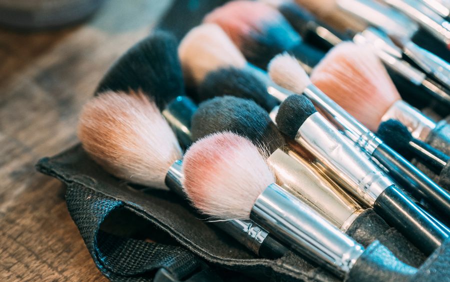 Em meio a desafios e transições, Amanda não apenas se destacou em grandes instituições, mas também encontrou sua verdadeira paixão na maquiagem e cabelo, culminando na abertura do Studio Amanda Nunes e da Sala Rosa Mary Kay. (Foto: Reprodução).