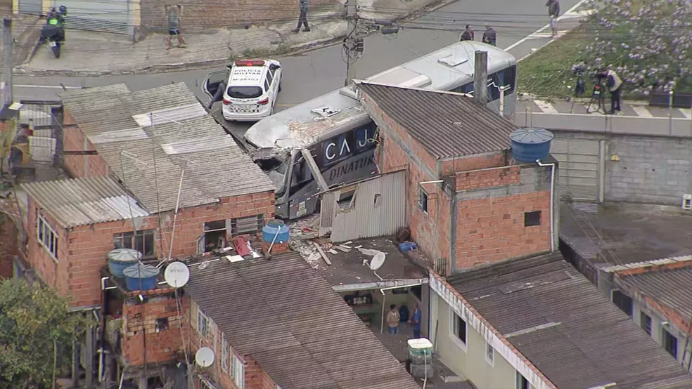 Condutor de ônibus não mantém direção e colide com moradias em Franco da Rocha — Foto: Reprodução/TV Globo