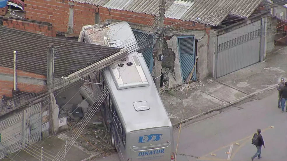 Ônibus colide com residências em Franco da Rocha — Foto: Reprodução/TV Globo