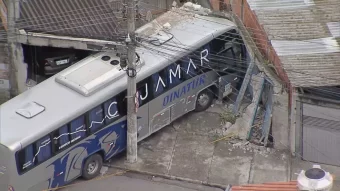 Ônibus de turismo perde controle e invade casas