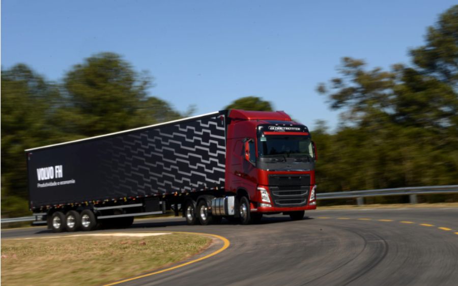 A importância do transporte de cargas pelo Brasil é fundamental para o abastecimento geral, é fundamental respeitar esta classe.