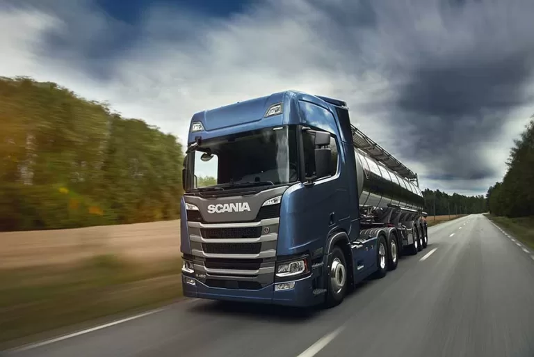 A Scania é uma pioneira na indústria de transportes, constantemente inovando com soluções mais sustentáveis e eficientes, como evidenciado pelo lançamento de sua nova linha Gama Plus.