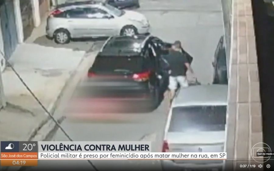 Momento em que o homem desce furioso do veículo após supostas agressões. (Créditos Rede Globo)