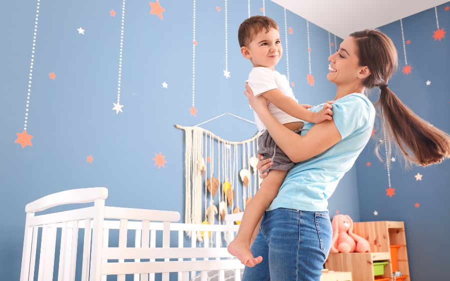 A babá, com sua maleta de organização, é a arquiteta de um ambiente infantil seguro e harmonioso, onde cada brinquedo e horário está meticulosamente no seu lugar.