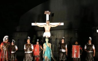 Emoção e Devoção: Paixão de Cristo de Caieiras Retorna ao Estádio Municipal Carlos Ferracini em uma Noite Inesquecível de Fé e Arte