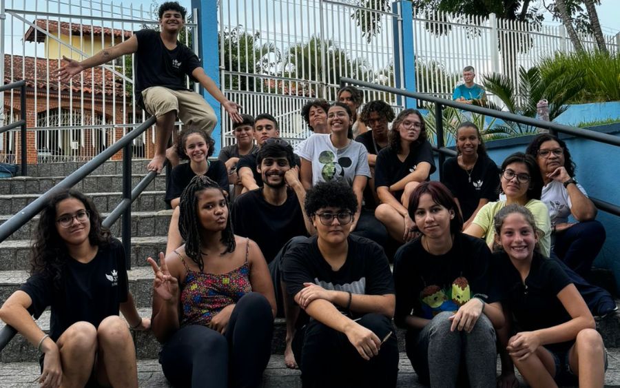 O elenco do Projeto 3º Sinal, reunido e prontos para encantar o público com sua arte e paixão pelo teatro.