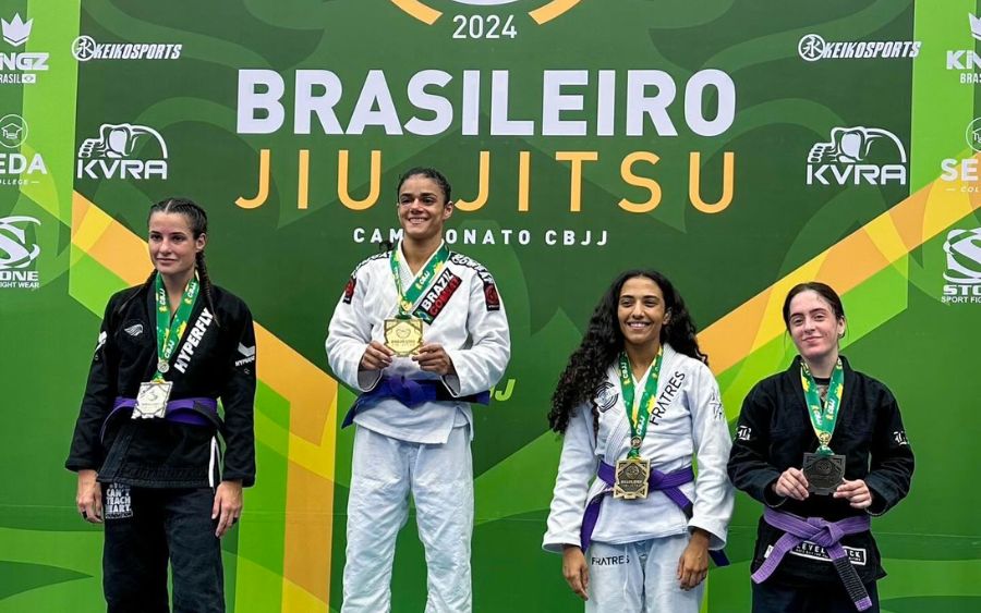 O apoio de figuras significativas, como seu pai Jefferson Gomes e seu primeiro professor Matheus Di Napoli, foi crucial para Yasmin durante o Campeonato Brasileiro de Jiu-Jitsu. (Foto: Arquivo Pessoal)