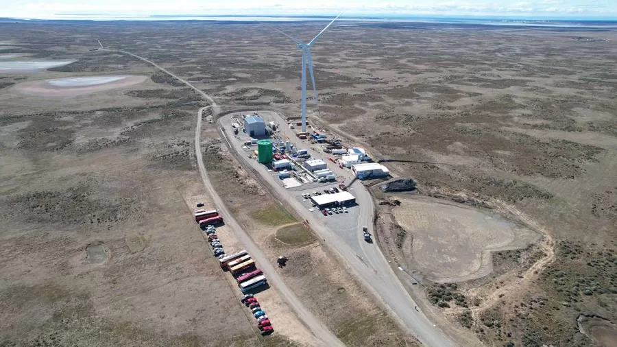 Este combustível é gerado a partir de hidrogênio renovável e dióxido de carbono, utilizando energia eólica, o que permite uma produção eficiente e sustentável. (Foto: reprodução)