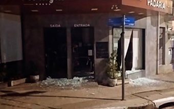 Vandalismo na Padaria Portugal: Vidros São Destruídos em Ataque Noturno em Caieiras