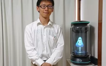 Japonês que casou com mulher holograma acaba viúvo depois que empresa desativou serviço