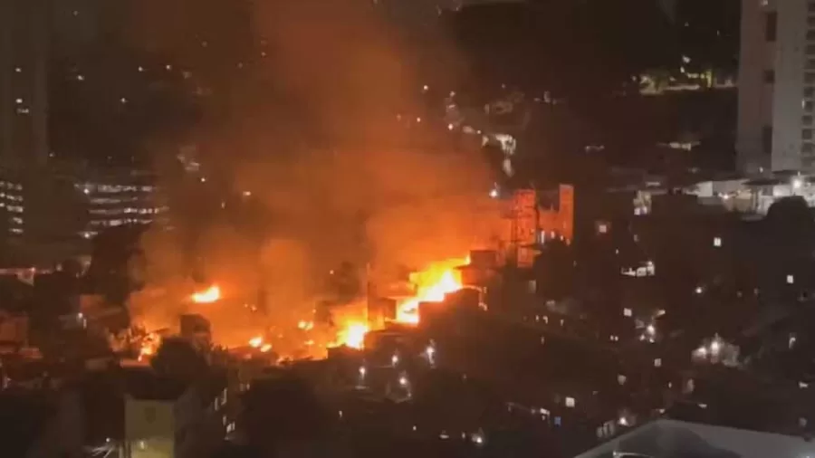 Na madrugada desta terça-feira, um incêndio destruiu a favela de Olaria, Zona Sul de São Paulo. As chamas começaram por volta da meia-noite e se espalharam rapidamente, destruindo casas - Foto: Reprodução/TV Globo