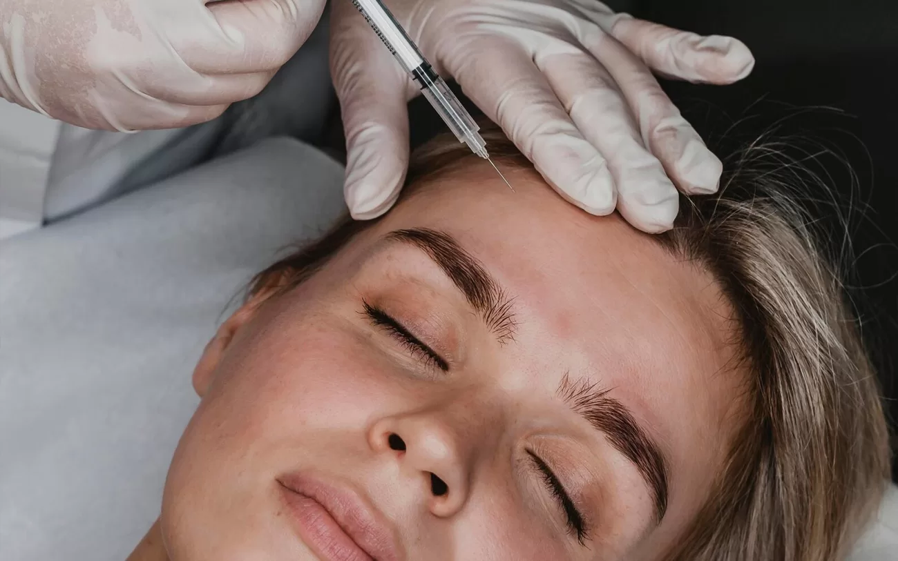 O uso de Botox tem se tornado popular por ser menos invasivo e mais barato que outras cirurgias. Além de suavizar rugas, trata condições como sudorese e bruxismo. Informar-se é essencial, pois efeitos colaterais podem ocorrer. Estudos investigam efeitos negativos do uso prolongado, incluindo mudanças musculares e dificuldades emocionais. Aplicações devem ser feitas por profissionais licenciados para minimizar riscos. Botox é seguro se administrado corretamente.