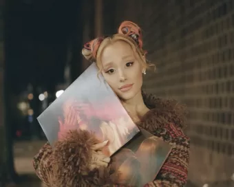 Hoje é aniversário de Ariana Grande: 31 Anos de Mudanças e Sucesso Musical