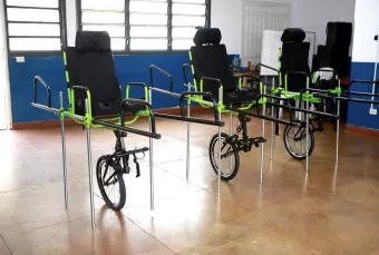 Franco da Rocha avança na inclusão com cadeiras adaptadas e livros em braille