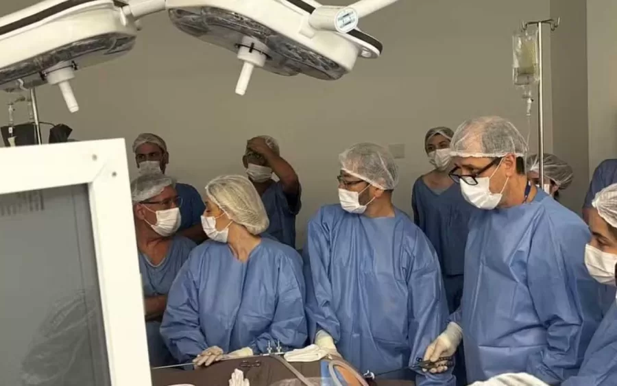 A primeira cirurgia intrauterina em São Vicente corrigiu uma meningomielocele em um feto de seis meses. Realizada no Hospital Vicentino, a operação envolveu uma equipe multidisciplinar e durou pouco mais de uma hora - Foto: Prefeitura de São Vicente/Divulgação